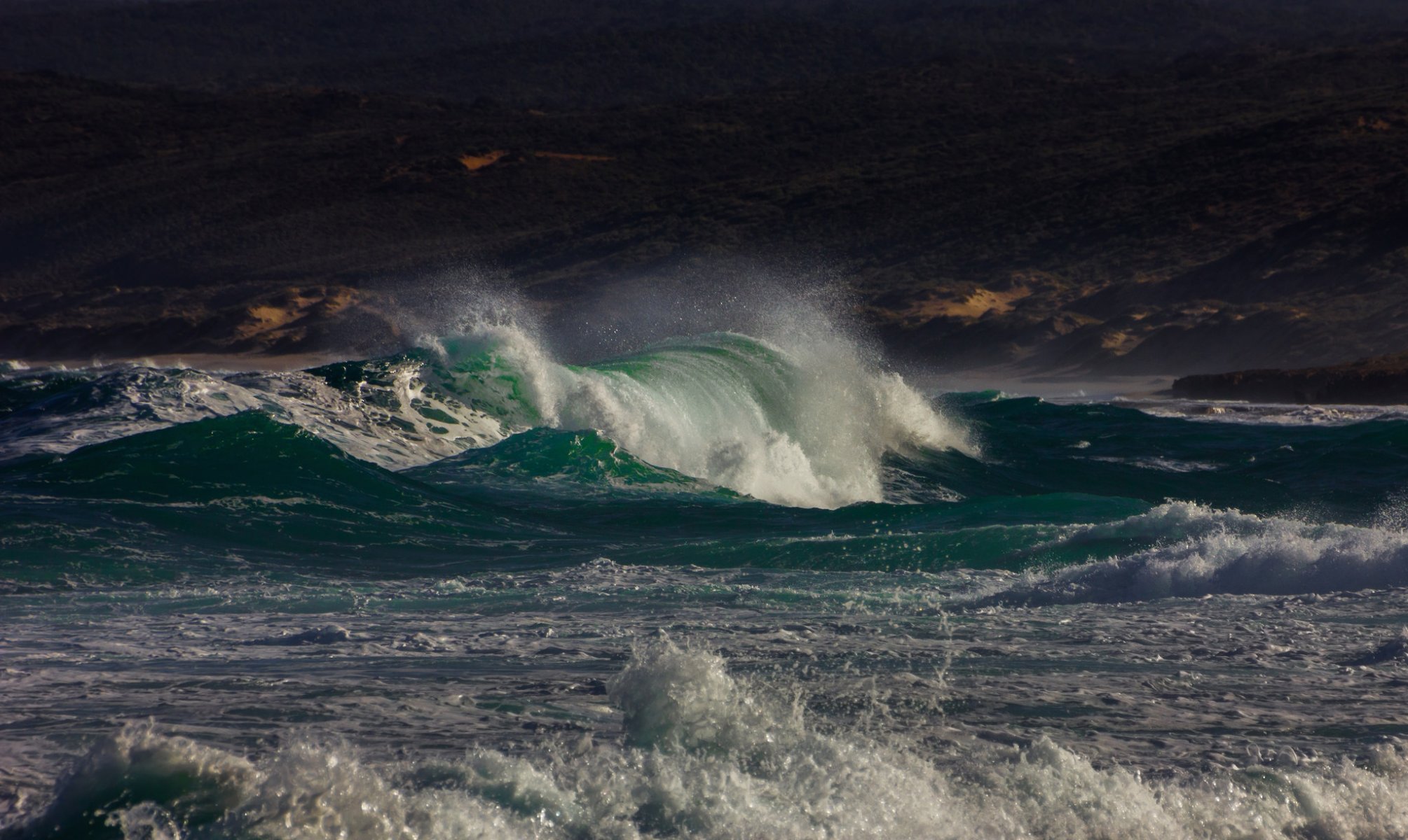 mer côte vagues tempête éclaboussures océan indien