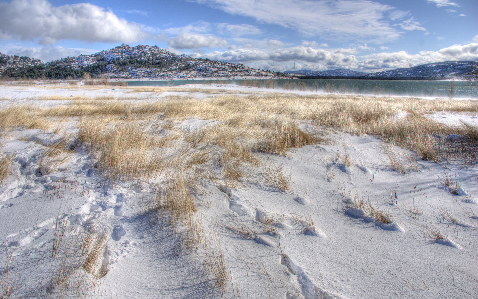 neige herbe hiver lac montagnes collines