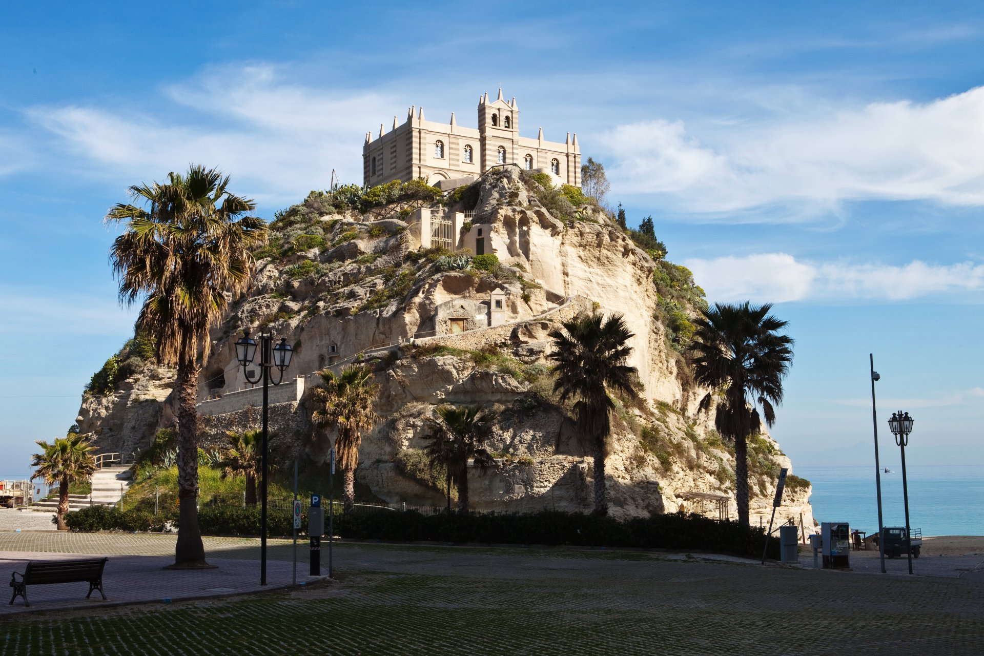 italie tropea palmiers rocher rue ville photo