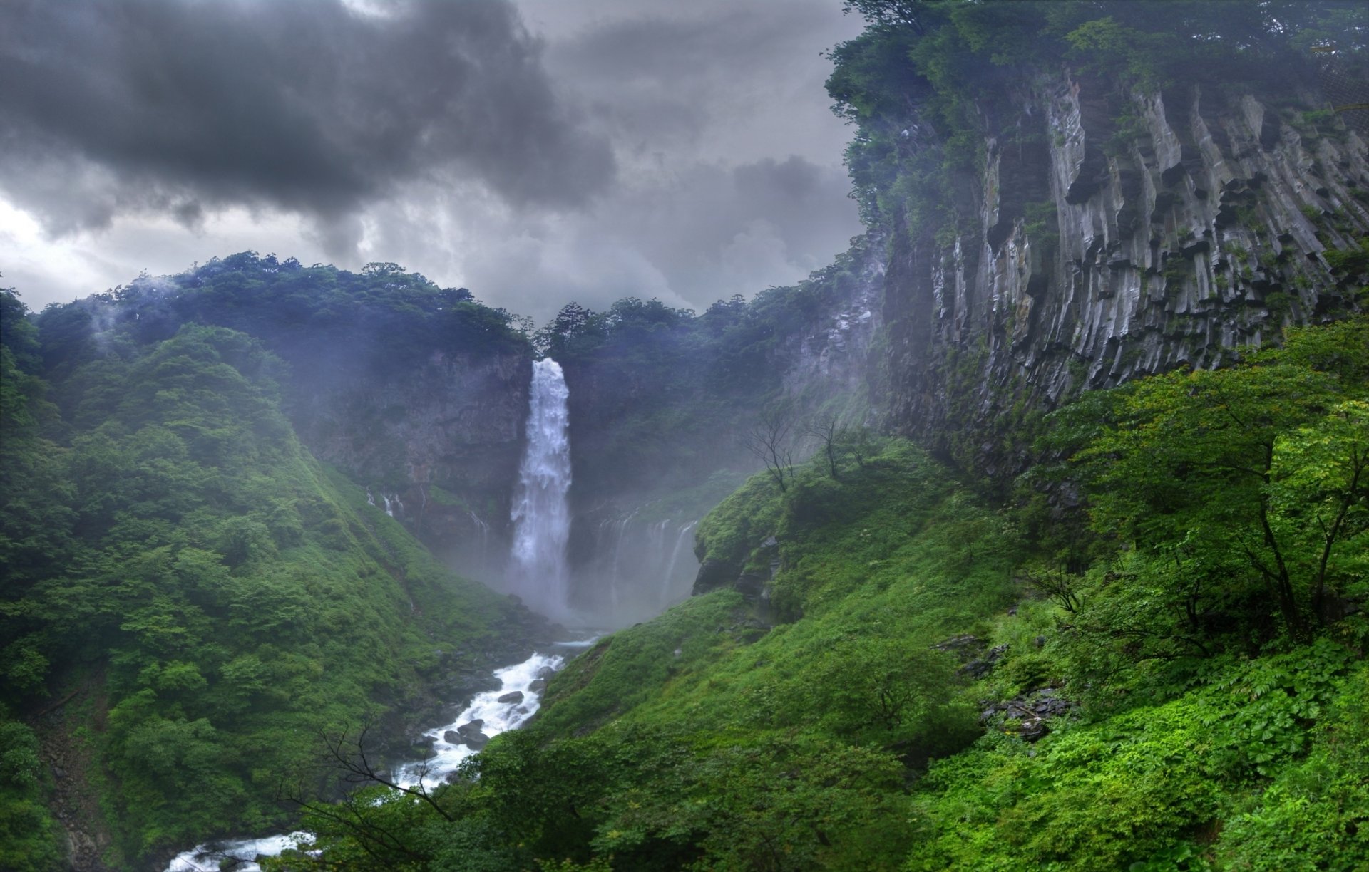 cascade roches jungle ciel nuages