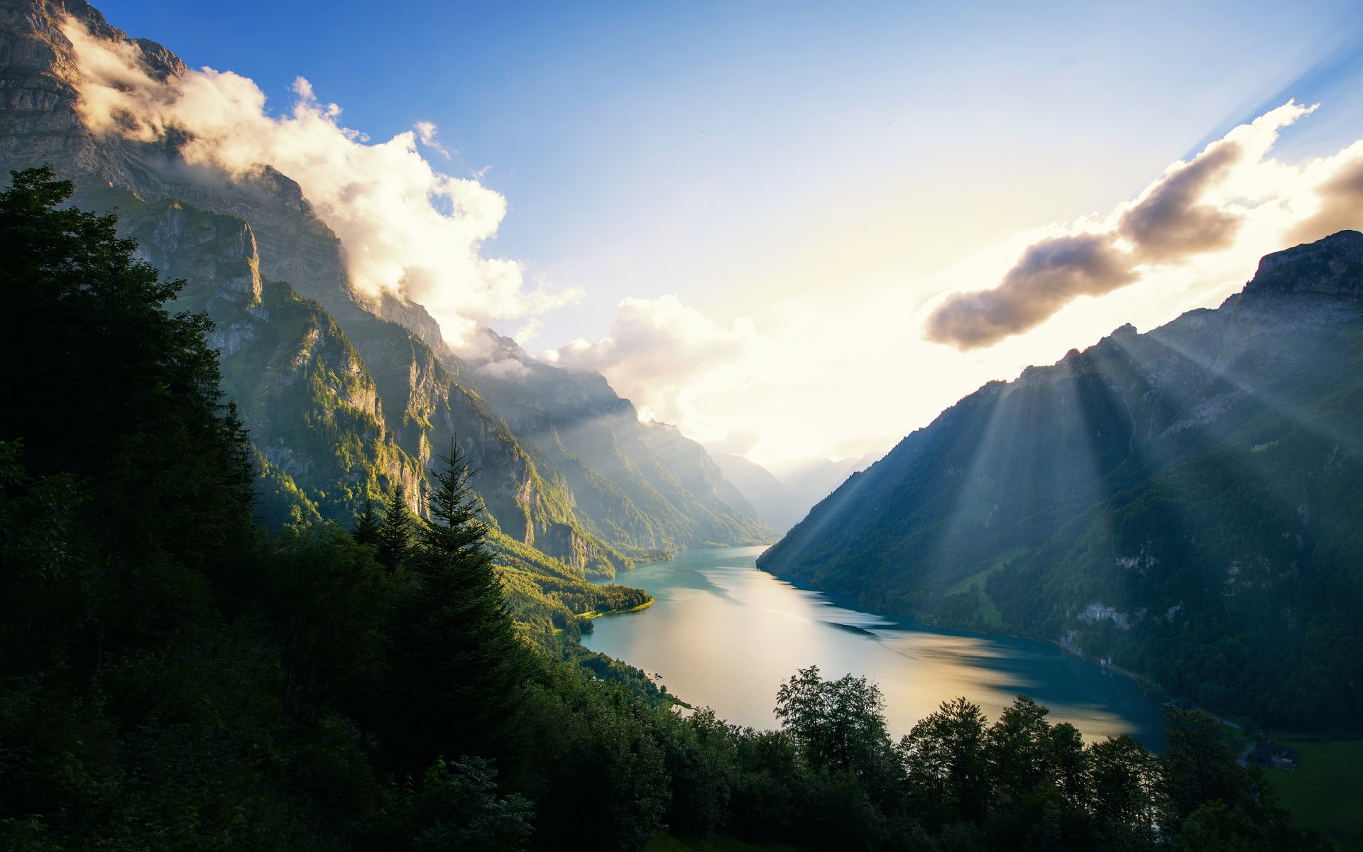 klöntalersee natursee schweiz berge alpen natur wald