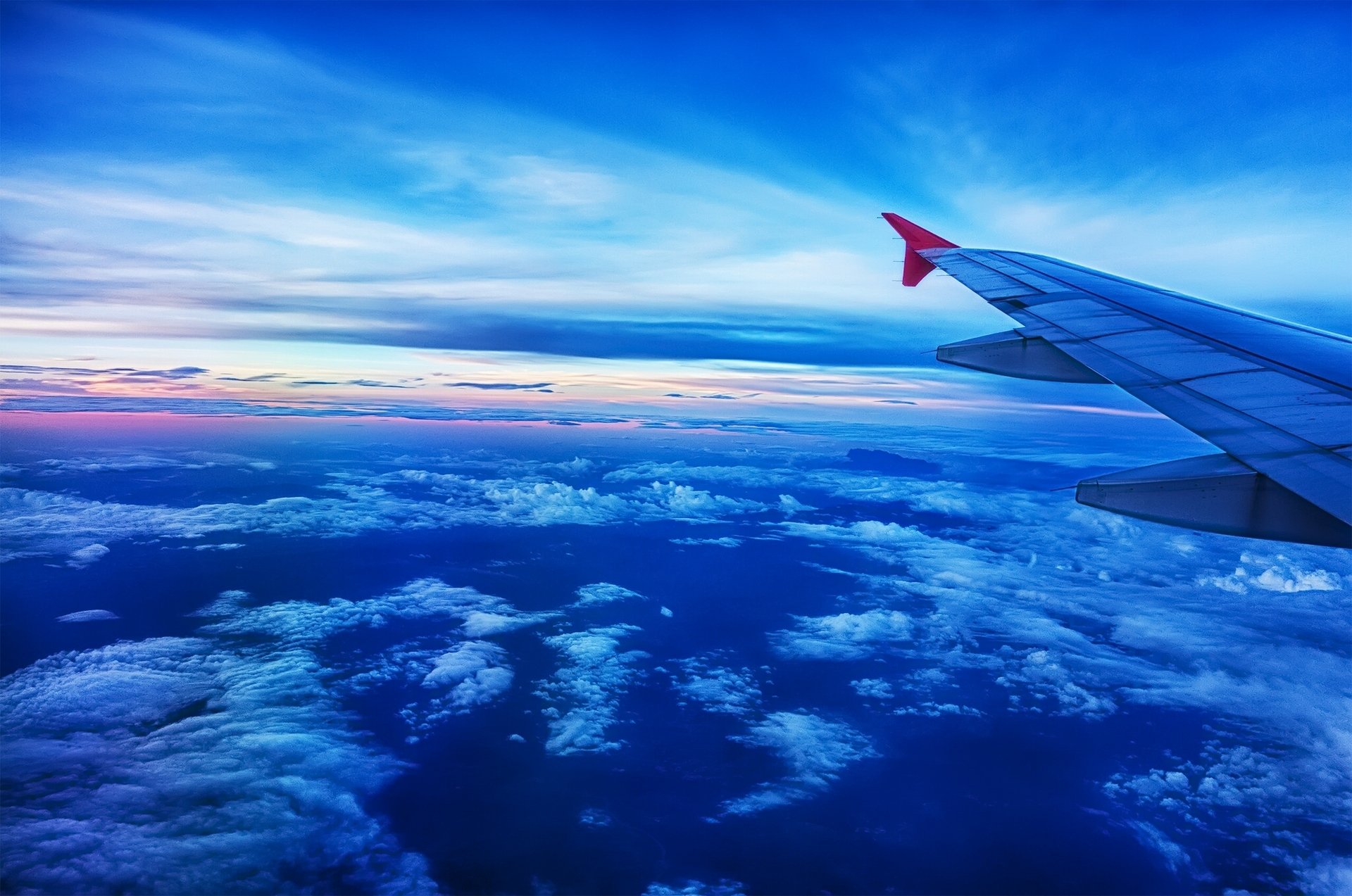 bajo el ala del avión avión ala cielo nubes