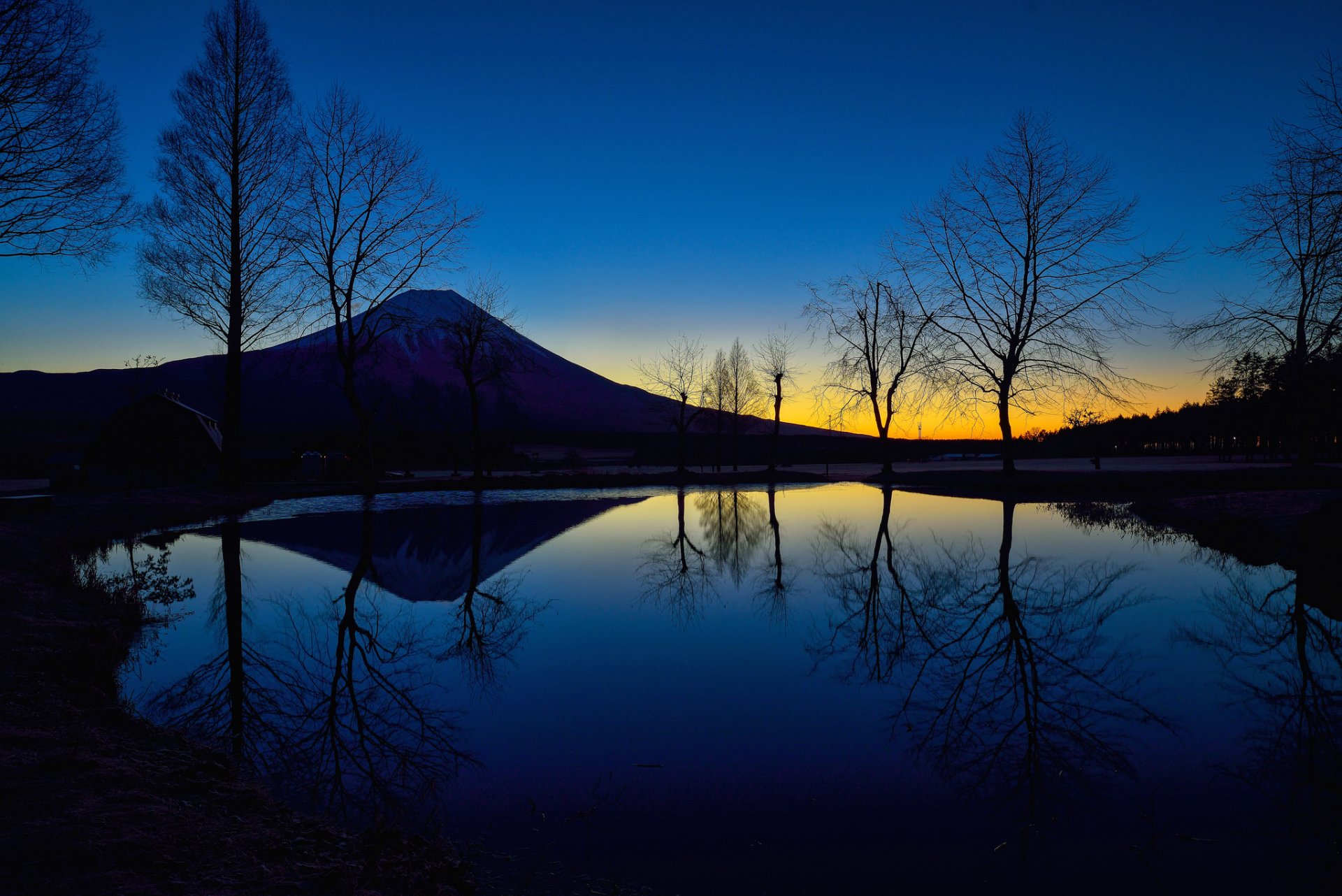 japon mont fujiyama soirée ciel lueur lac arbres silhouette