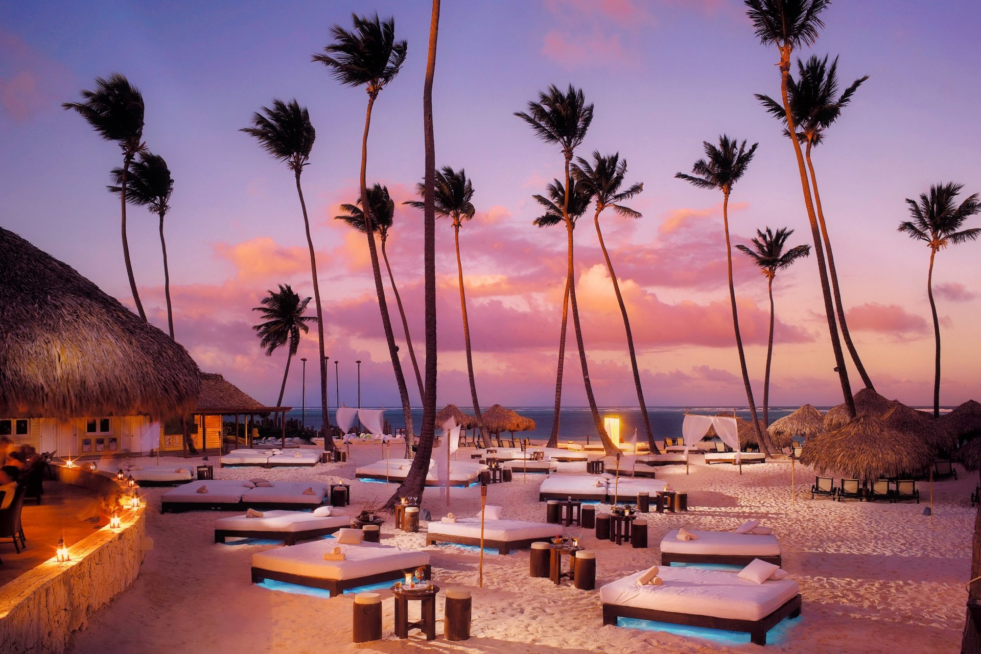 strand sonnenliegen bungalow palmen ozean himmel wolken