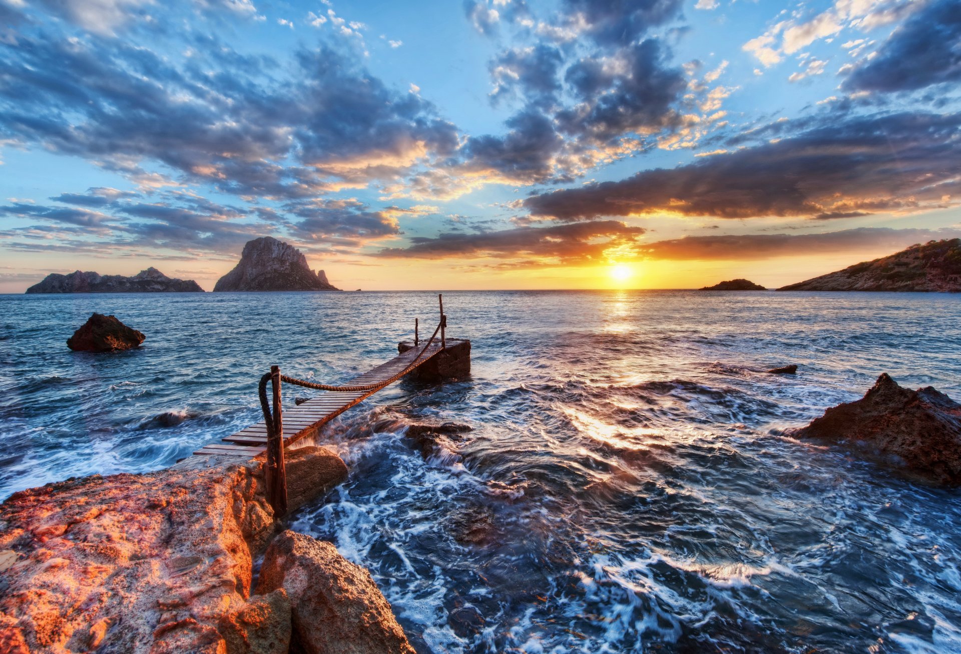 mer côte aube soleil nuages rochers