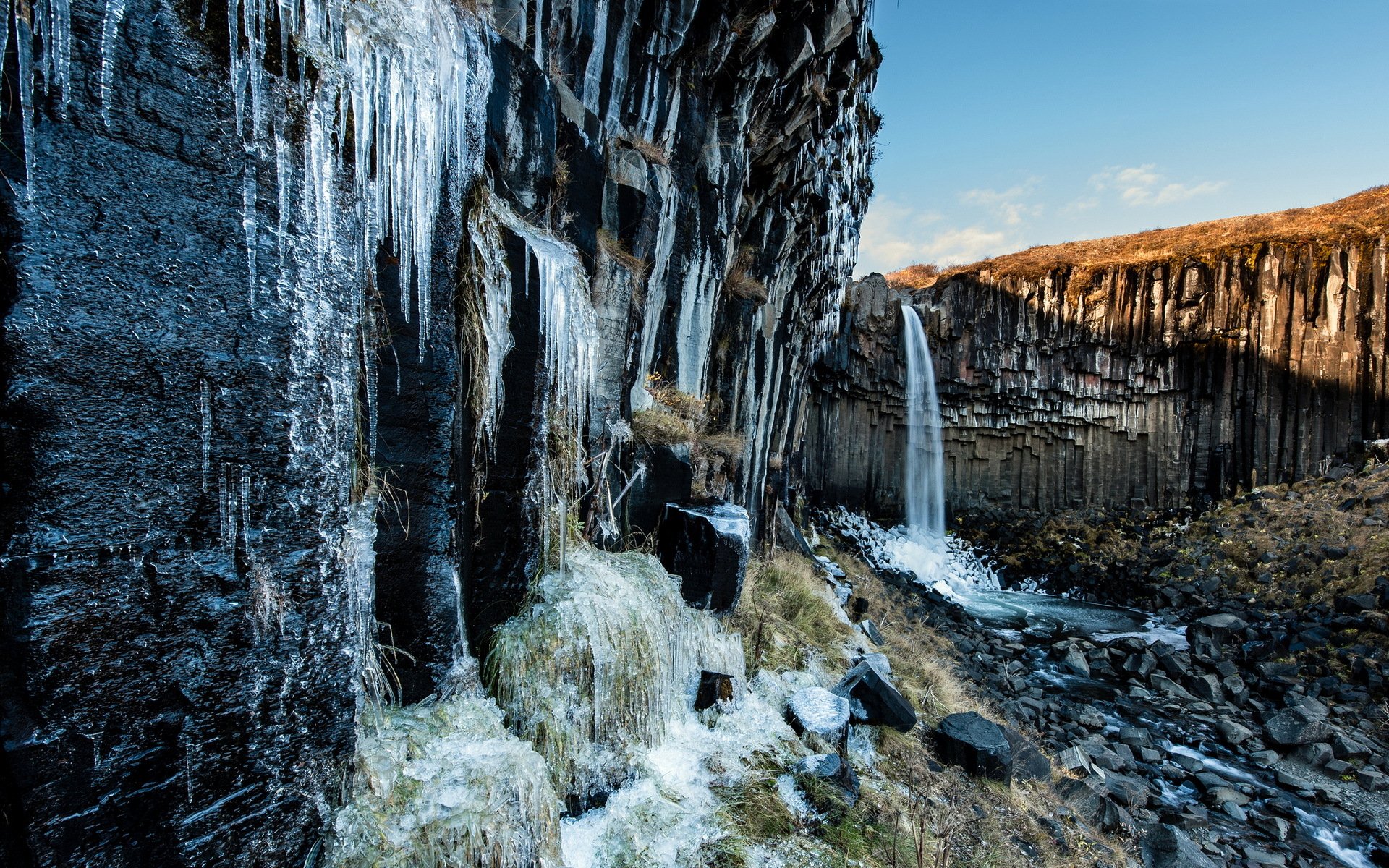 montañas cascada río paisaje