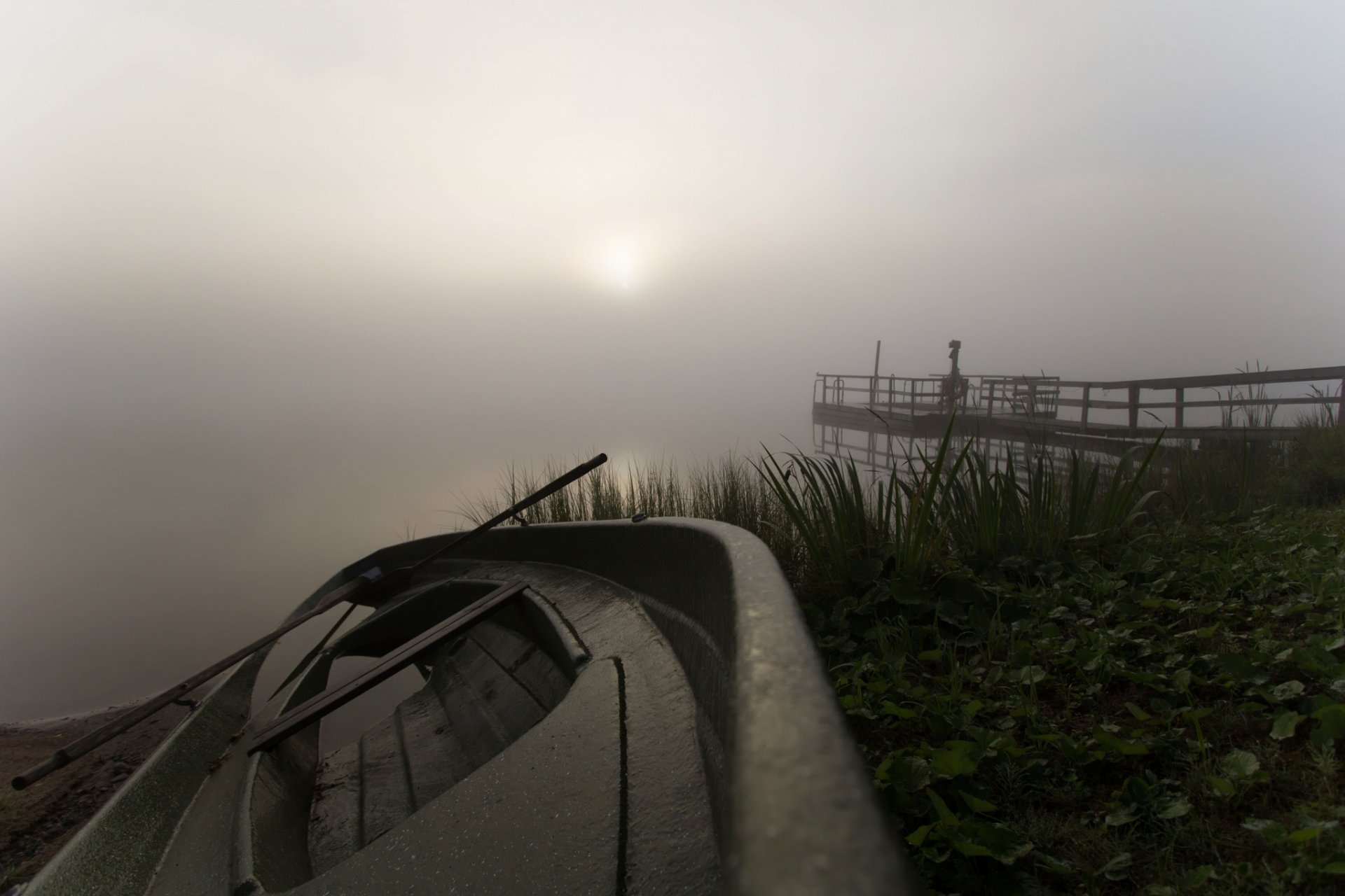 mañana lago niebla barco