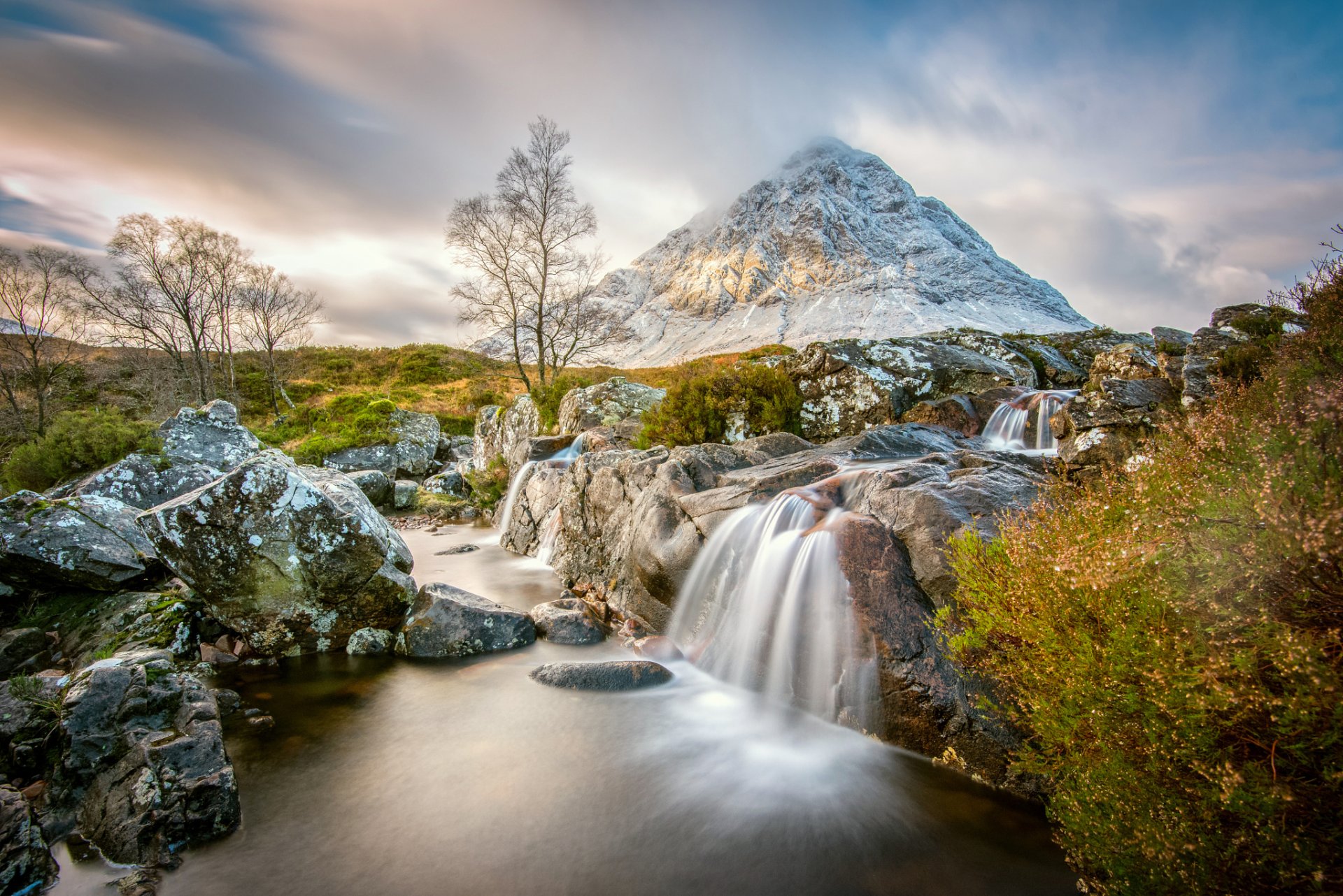 escocia tierras altas de escocia buachaille etive mòr montaña arroyo rocas nubes