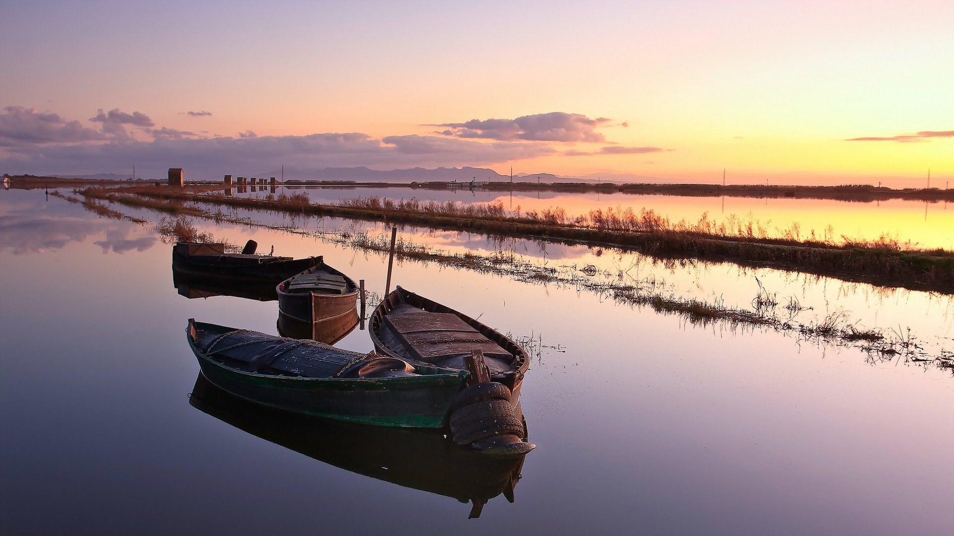 coucher de soleil rivière bateaux