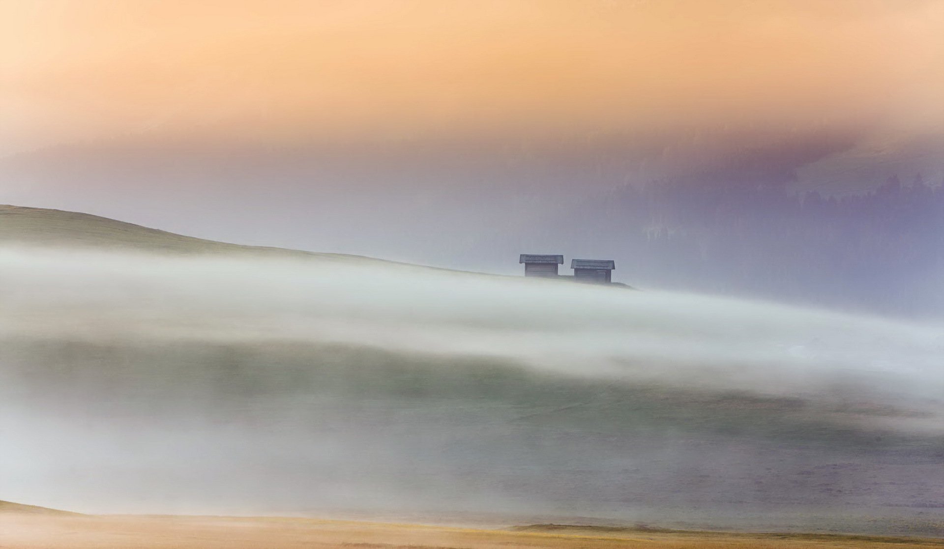 niebla casas mañana paisaje alpe di siussi dolomitas italia