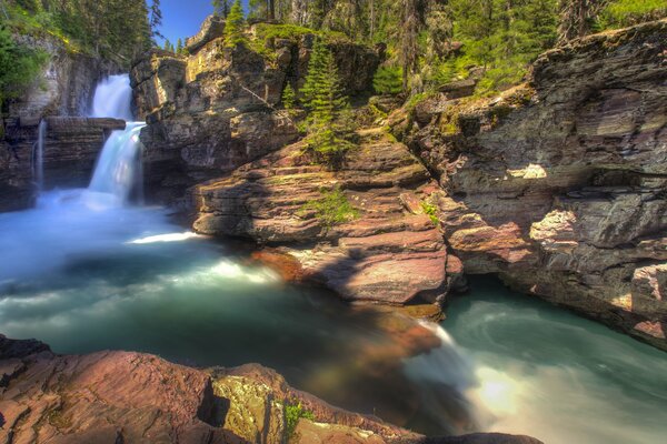 Cascade et forêt du Montana dans le parc National