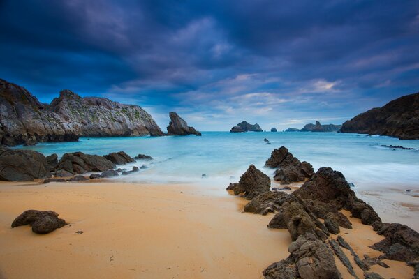 Puesta de sol sobre la playa de arena del océano