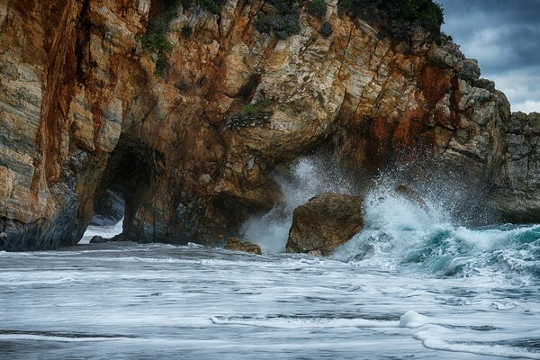 Tempesta sul mare nelle rocce