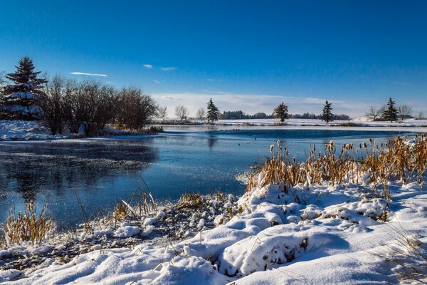 Nieve en la costa del río