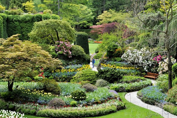 Park in Kanada mit Blumenbeeten und Blumen