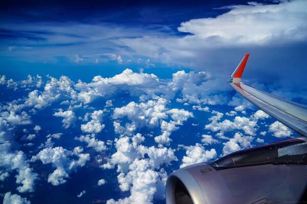 Flugzeugteil am blauen Himmel in den Wolken