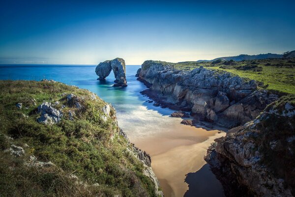 Spiaggia sulla costa tra le montagne