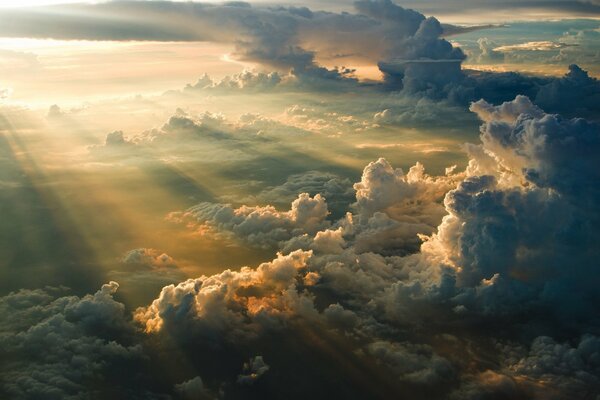 Los rayos del sol al amanecer juegan con las nubes