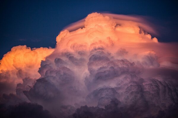 Enormes nubes con los colores brillantes de la puesta de sol