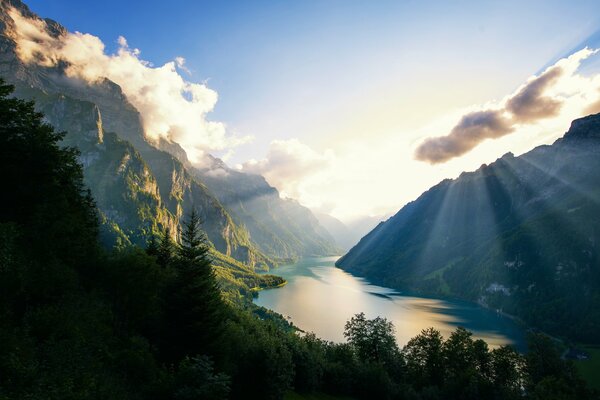 Lago natural klontalersee en Suiza