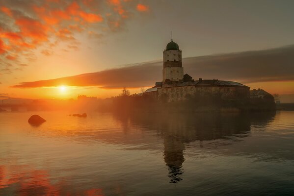 Foto der Morgendämmerung am Schloss Wyborg in Russland