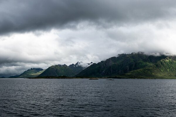 Naturaleza de Noruega: nubes en las montañas