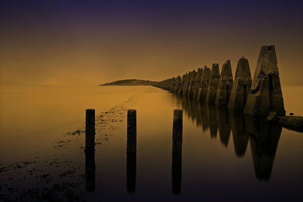 Schottland. Pfähle als Pier am Meer