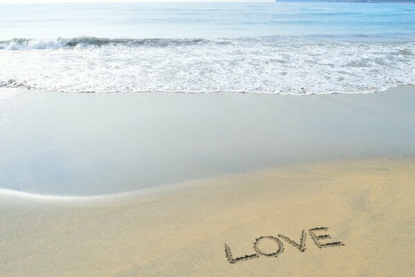 Amor en una playa de arena dorada