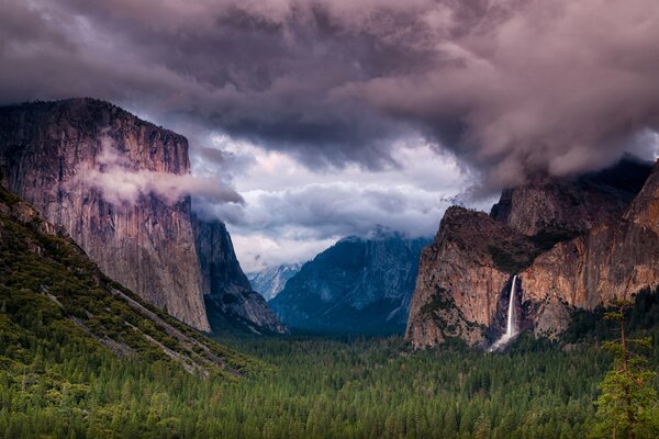 Chmury nad Parkiem Narodowym Yosemite w USA