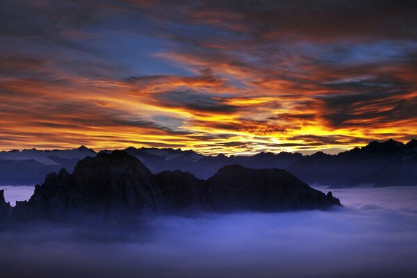 Beau coucher de soleil dans les montagnes