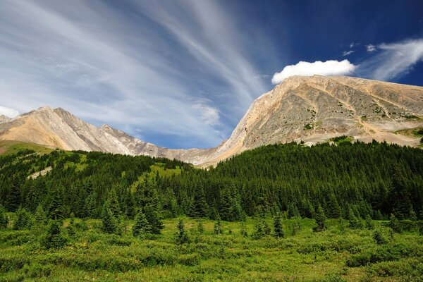 Riesige Berge und der Himmel am Horizont