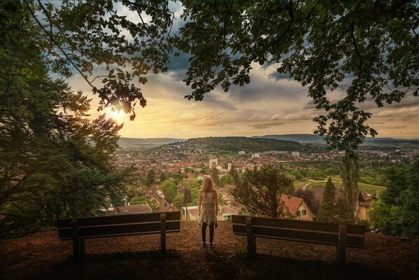 Blick auf die Stadt und den Sonnenuntergang in Bearbeitung