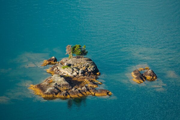 Water surface with rocks