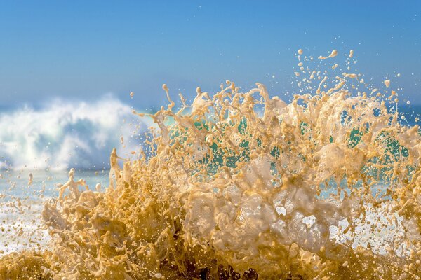 Éclaboussures de vagues pendant la tempête