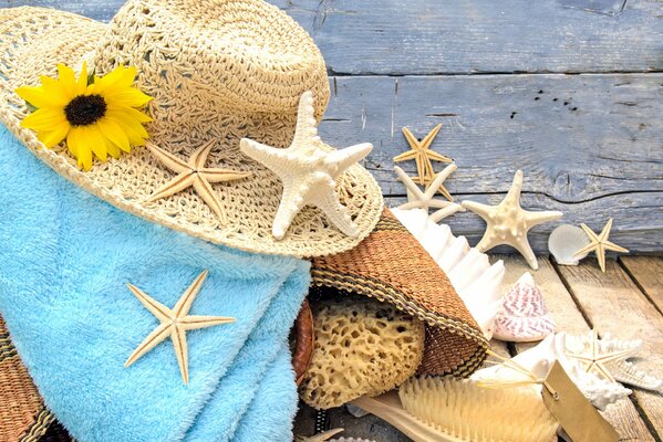 Cappello con girasole e stelle marine