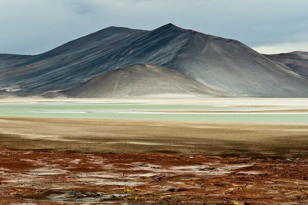 Río azul en medio de montañas grises