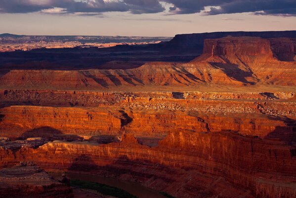 Montañas y acantilados naturales en el cañón