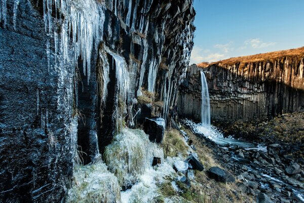 Paesaggio di montagna con cascata e fiume