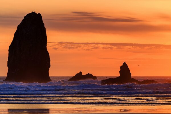 Naranja puesta de sol entre las rocas