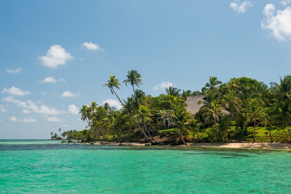 Maison au bord de la mer sur la côte tropicale