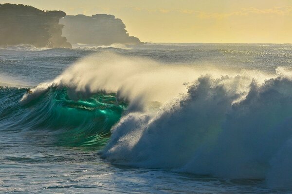 Un onda che colpisce le rocce Nell Oceano Pacifico