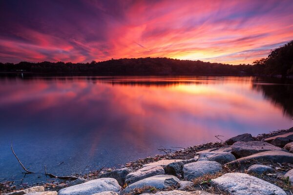 Crimson Dawn am Ufer eines ruhigen, abgeschiedenen Sees