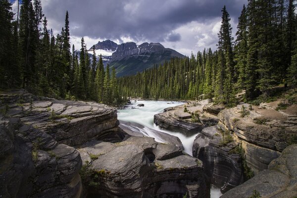 Un río tormentoso que golpea las rocas