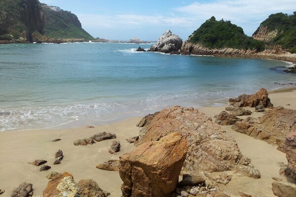 Playa junto al mar con hermosas piedras