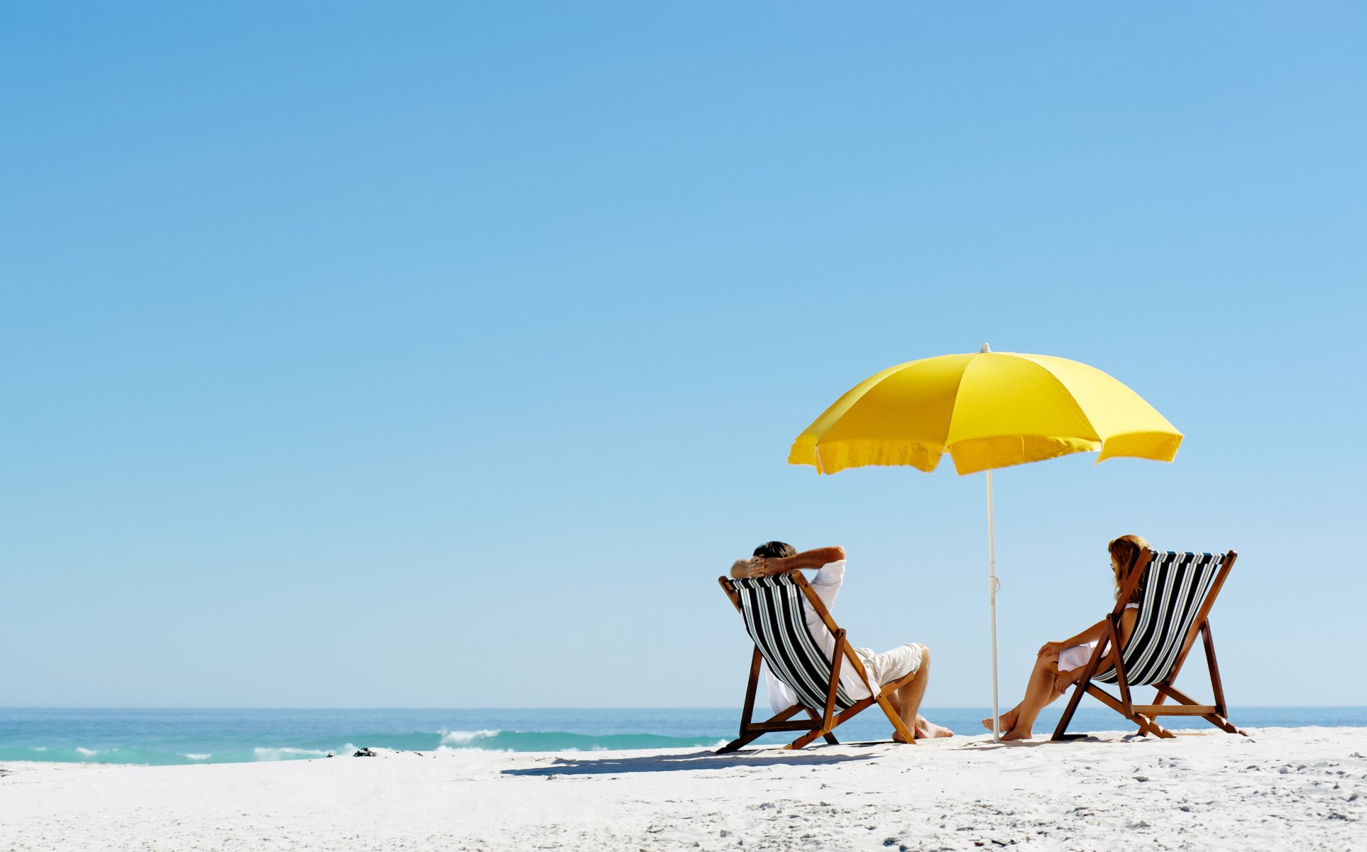 leżak wakacje plaża parasol morze lato