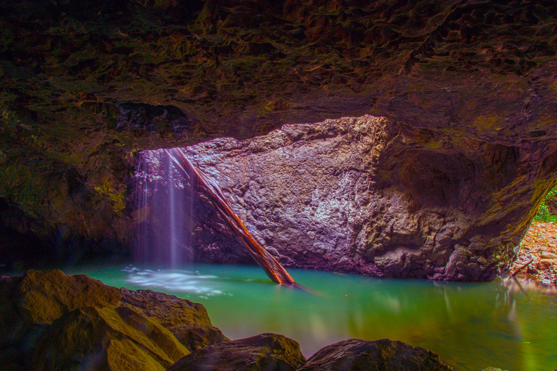 gruta roca lago corriente agua