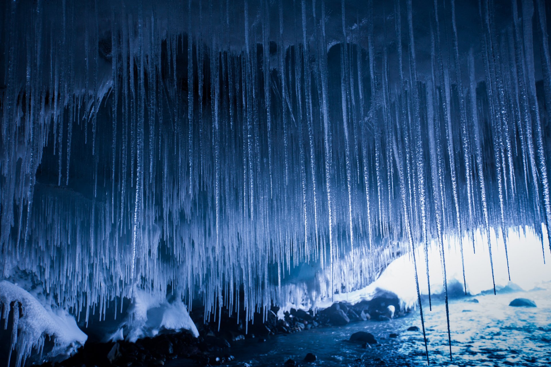 cueva invierno carámbanos agua naturaleza