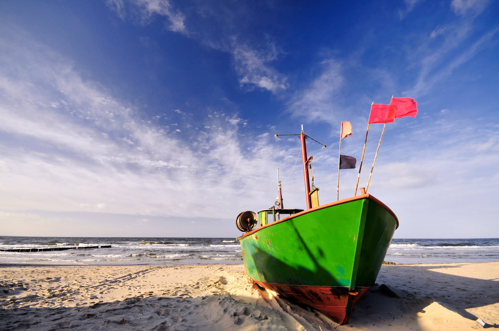 łódź brzeg piasek plaża morze fale surfowanie chmury