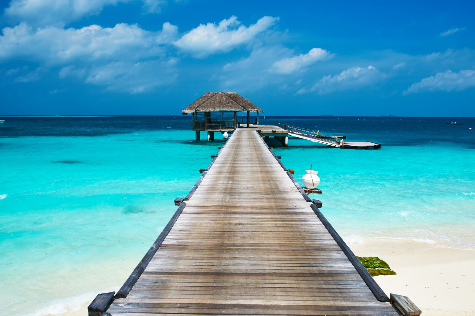 tropisch paradies strand palmen meer ozean sommer urlaub pier hütte tropen hütte