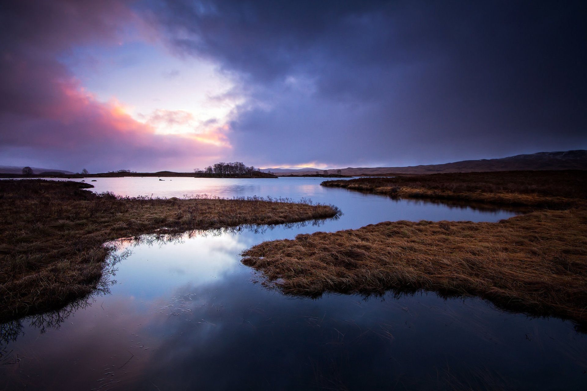 escocia reino unido lago islas mañana amanecer